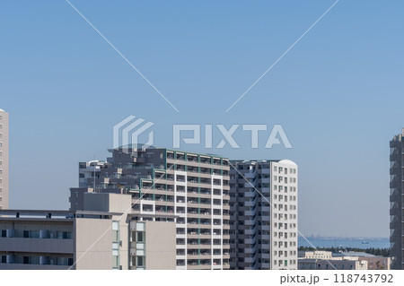 青空に映えるマンション 118743792