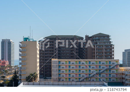 青空に映えるマンション 118743794