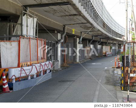 高速道路の高架下を通る道路 高速道路の高架下を通る道路 118743904