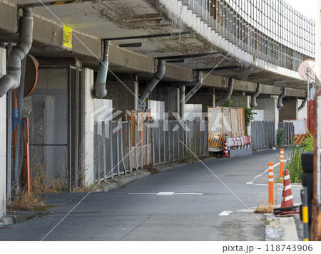 高速道路の高架下を通る道路 高速道路の高架下を通る道路 118743906