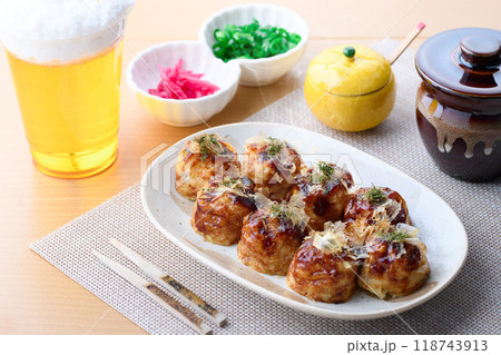 お皿に盛り付けた たこ焼き 118743913