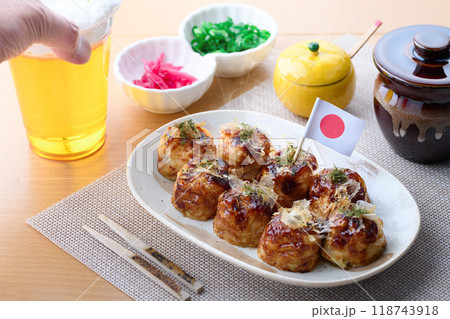 お皿に盛り付けた たこ焼き お皿に盛り付けた たこ焼き 118743918