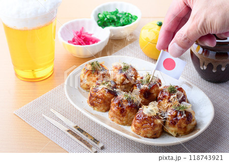 お皿に盛り付けた たこ焼き 118743921