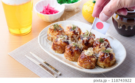 お皿に盛り付けた たこ焼き 118743922