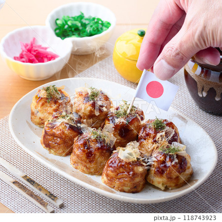 お皿に盛り付けた たこ焼き お皿に盛り付けた たこ焼き 118743923