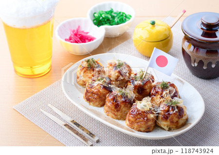 お皿に盛り付けた たこ焼き 118743924
