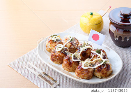お皿に盛り付けた たこ焼き 118743933