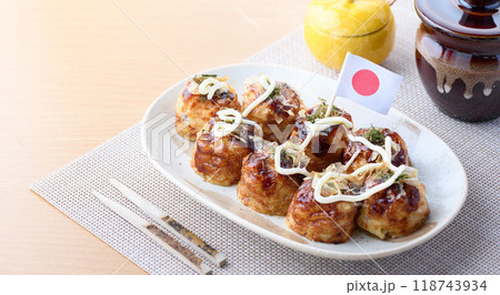 お皿に盛り付けた たこ焼き お皿に盛り付けた たこ焼き 118743934