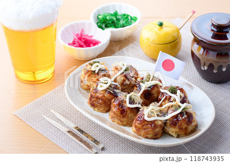 お皿に盛り付けた たこ焼き お皿に盛り付けた たこ焼き 118743935