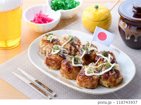 お皿に盛り付けた たこ焼き お皿に盛り付けた たこ焼き 118743937