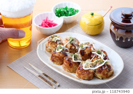 お皿に盛り付けた たこ焼き お皿に盛り付けた たこ焼き 118743940