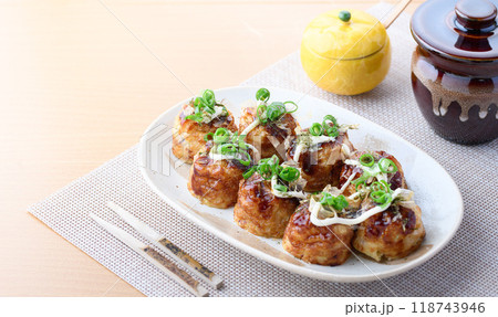お皿に盛り付けた たこ焼き お皿に盛り付けた たこ焼き 118743946