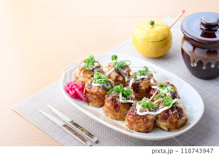 お皿に盛り付けた たこ焼き お皿に盛り付けた たこ焼き 118743947