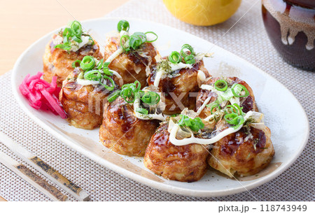お皿に盛り付けた たこ焼き 118743949