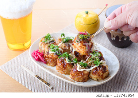 お皿に盛り付けた たこ焼き 118743954