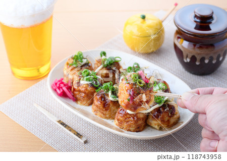 お皿に盛り付けた たこ焼き 118743958