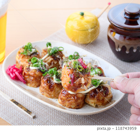 お皿に盛り付けた たこ焼き お皿に盛り付けた たこ焼き 118743959