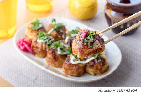 お皿に盛り付けた たこ焼き 118743964