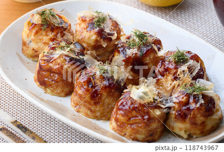 お皿に盛り付けた たこ焼き お皿に盛り付けた たこ焼き 118743967