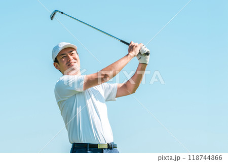 ゴルフ場でゴルフをするゴルファーの男性(笑顔・ティーショット・ゴルフコンペ) 118744866