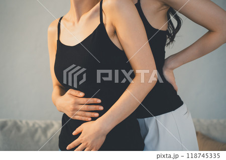 黒いキャミソール姿の若い女性2人 黒いキャミソール姿の若い女性2人 118745335