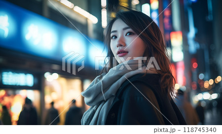 夜の街を歩く女性 118745340