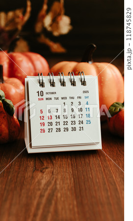 2025年10月カレンダーと秋のカボチャや植物 118745829