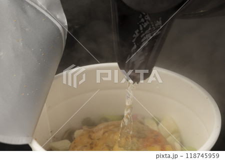カップ麺 天ぷらそばにお湯を注ぐ カップ麺 天ぷらそばにお湯を注ぐ 118745959