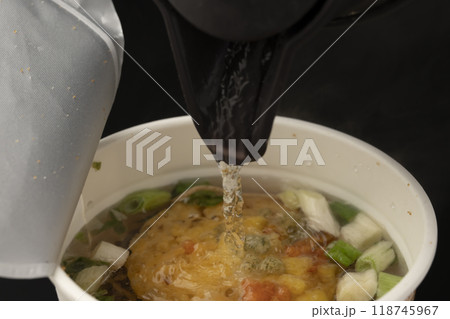 カップ麺　天ぷらそばにお湯を注ぐ 118745967