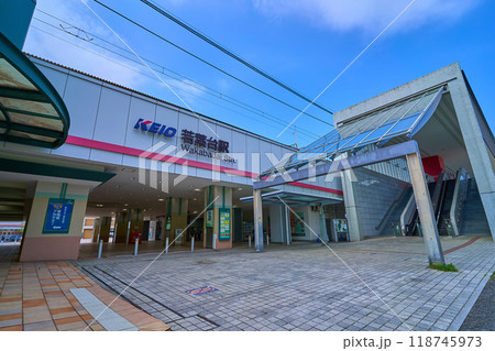 東京都と神奈川県の境に位置する京王相模原線の若葉台駅北口を見る 118745973