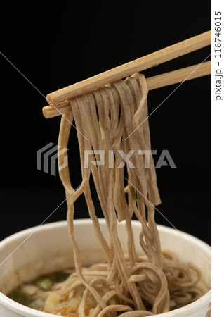 カップ麺　天ぷらそばを箸で持ち上げる 118746015