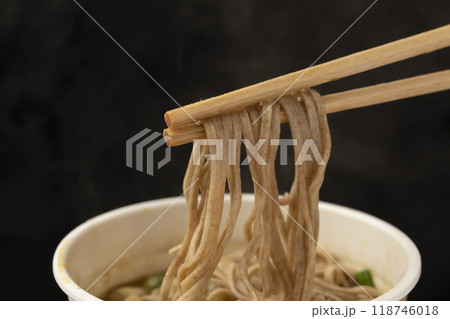 カップ麺　天ぷらそばを箸で持ち上げる 118746018