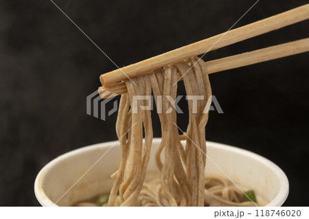 カップ麺 天ぷらそばを箸で持ち上げる カップ麺 天ぷらそばを箸で持ち上げる 118746020