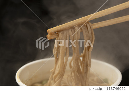 カップ麺　天ぷらそばを箸で持ち上げる 118746022