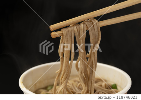 カップ麺　天ぷらそばを箸で持ち上げる 118746023