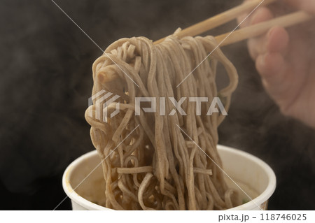 カップ麺　天ぷらそばを箸で持ち上げる 118746025