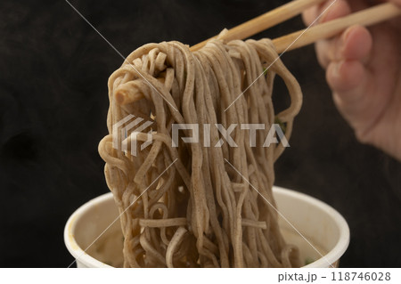 カップ麺　天ぷらそばを箸で持ち上げる 118746028