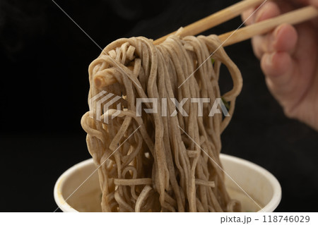 カップ麺 天ぷらそばを箸で持ち上げる カップ麺 天ぷらそばを箸で持ち上げる 118746029