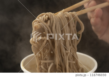 カップ麺 天ぷらそばを箸で持ち上げる カップ麺 天ぷらそばを箸で持ち上げる 118746030