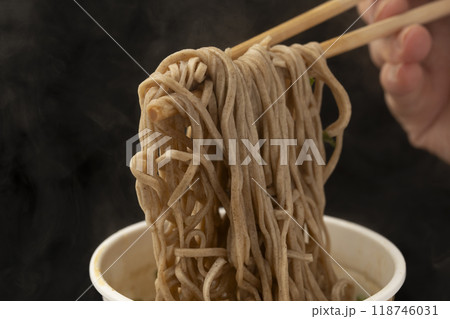 カップ麺 天ぷらそばを箸で持ち上げる カップ麺 天ぷらそばを箸で持ち上げる 118746031