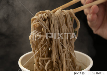カップ麺 天ぷらそばを箸で持ち上げる カップ麺 天ぷらそばを箸で持ち上げる 118746032