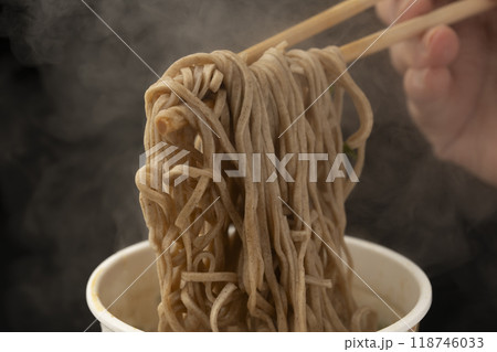 カップ麺 天ぷらそばを箸で持ち上げる カップ麺 天ぷらそばを箸で持ち上げる 118746033