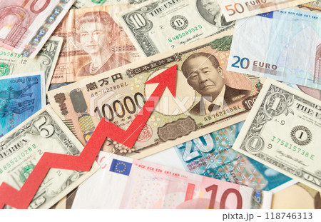 紙幣と右肩上がりの矢印 外貨と日本円 紙幣 米ドル ユーロ紙幣 紙幣と右肩上がりの矢印 外貨と日本円 紙幣 米ドル ユーロ紙幣 118746313