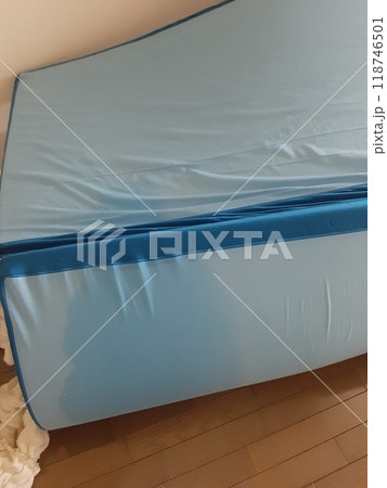 布団のシミ　影　人型のシミ　しみ　汚れ　濡れた　汗シミ 118746501