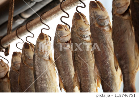 香港・徳輔道西で売られる塩干し魚(ハムユイ)。クサヤに似ていで臭いが美味。かつては安かったが今は高価 香港・徳輔道西で売られる塩干し魚(ハムユイ)。クサヤに似ていで臭いが美味。かつては安かったが今は高価 118746751