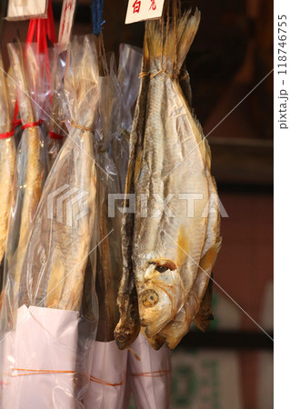 香港・徳輔道西で売られる塩干し魚（ハムユイ）。クサヤに似ていで臭いが美味。かつては安かったが今は高価 118746755