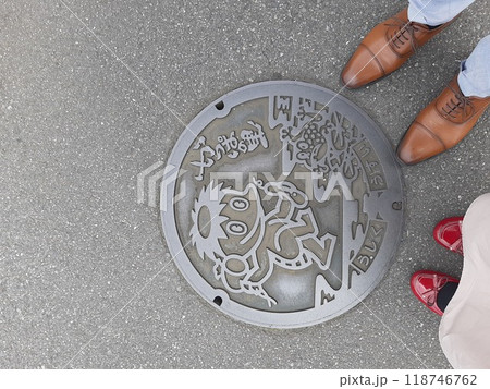 男性と女性の足元 足元 マンホールと足 地方のマンホール 茨城のマンホール 男性と女性の足元 足元 マンホールと足 地方のマンホール 茨城のマンホール 118746762