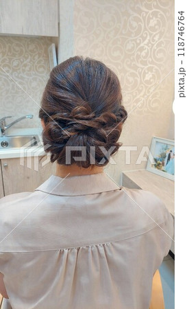 女性の後ろ姿　髪型　アップ　ヘアスタイル　女性 118746764