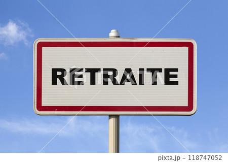 Retraite - French entry city sign 118747052