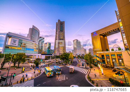 日本の横浜都市景観　9月。桜木町駅前から横浜ランドマークタワーやみなとみらいの街を望む＝26日 118747085